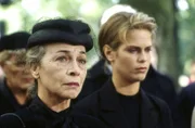 Bild 1: Sigrid Hohdorf (Christine Ostermayer,li.) und Anna Sanwaldt (Ursula Buschhorn) nehmen Abschied von Sohn und Freund.