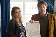 Marion Brinkhoff (Birge Schade) und Carl Brinkhoff (Stephan Szasz) zeigen belastende Dokumente.