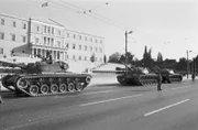 Am 28.11.1973 rollen Panzer vor dem Parlamentsgebäude in Athen. Wenige Tage zuvor wird ein Aufstand von Studentinnen und Studenten blutig niedergeschlagen und schließlich das Kriegsrecht verhängt.