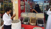 Golineh Atai mit der Weihrauchhändlerin Mariam im Souk von Salalah, Oman.