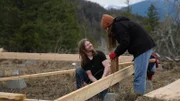 Bear Brown und seine Frau Raiven ziehen auf den Berg und arbeiten gemeinsam an ihrem neuen Haus.