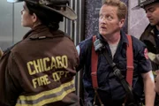 Chicago Fire Staffel 7, Folge 2  Angespannt: Miranda Rae Mayo als Stella Kidd (von hinten), Christian Stolte als Mouch, Taylor Kinney als Kelly Severide.  Copyright: SRF/NBC Universal