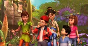 Inmitten einer bunten Landschaft sind gemeinsam unterwegs: Peter Pan, rechts über ihm fliegend: Tinker Bell, John, der sich genüsslich die Finger schleckt, der Pirat Dagan mit gezücktem Schwert, Michael und Wendy.