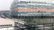 Eine unterhaltsame Reise in das Berlin der 60er, 70er und 80er Jahre. Vom beliebten Centrum Warenhaus (Foto) am Ostbahnhof bis zum fröhlichen Mitternachtsschwimmen im SEZ. Erinnerungen an den Friedrichshain wie er einmal war.