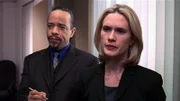 Die Assistenzstaatsanwältin Alexandra Cabot (Stephanie March) und Detective Tutuola (Ice-T) befragen eine vermeintliche Zeugin.