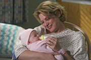 Stolz hält Jana (Cynthia Ettinger) ihr Baby im Arm ...