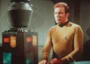 Kirk (William Shatner) ist überrascht, dass die Raumsonde Nomad ihn als Schöpfer akzeptiert.