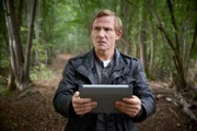 Um sich im Wald zu orientieren, vertraut Overbeck (Roland Jankowsky) voll auf die Ansagen seines Navigationsgerätes.