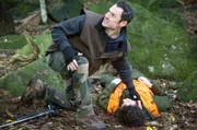 Bei der Jagd wird Hayden (Francis Mountjoy) tödlich getroffen. Sein Freund Stent (Ben Wright) eilt sofort herbei.
