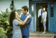 Mulder (David Duchovny, 2.v.li.) sieht in einem anderen Leben, das ihm der Raucher (William B. Davis) zeigt, seine Schwester Samantha (Megan Leitch, li.) wieder. Außerdem hat er Kinder mit Diana (Mimi Rogers, re.).