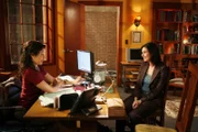 Stacy Warner (Sela Ward, r.) bittet Dr. Lisa Cuddy (Lisa Edelstein, l.) um Rat in einer Herzensangelegenheit.