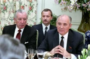 Michail Gorbatschow (r) und Don Regan (l) beim Abendessen im Maison de Saussure während der Reise in die Schweiz auf dem Genfer Gipfel (20.11.1985).