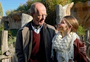 Zwei, die sich mögen. Dr. Matthias Lentz (Hans Peter Korff) und seine Enkelin Rebecca (Elisabeth Böhm) gönnen sich einen schönen Tag im Leipziger Zoo.