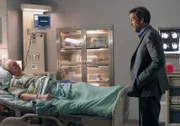 Der Patient Henry Errington (Howard Hessman, l.) braucht dringend ein Spenderherz. Dr. Gregory House (Hugh Laurie, r.) teilt ihm mit, dass die Chance, ein geeignetes Organ zu bekommen, sehr gering ist.