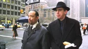 Detective Tutuola (Ice-T, l.) und Detective Munch (Richard Belzer) suchen nach einem Phantom. Die Kundin eines Eskort-Service hat zwei junge Männer zusammengeschlagen.