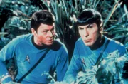 Star Trek TOS, Raumschiff Enterprise, Idee Gene Roddenberry USA 1966-1969, Darsteller  Season: 02 Episode: 038 1967-68 Episodic Photo - Spock (Leonard Nimoy) and Dr. McCoy (DeForest