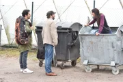 Als Fahri (l.) und Christian (M.) Christians Ex Josie (Joanna Kitzl, r.) in einem Müllcontainer treffen, will sie ihn unbedingt wiedersehen. Ihr gemeinsames Dinner endet allerdings im Desaster ...