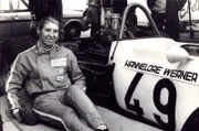 Die 26jährige Hannelore Werner, gelernte Zahntechnikerin, zeigte es den Männern auf der Rennstrecke. Sie fährt in der Formel V und in der Formel 3 und 2. Unter anderem gewinnt sie den Vorläufer des 24-Stunden-Rennens auf dem Nürburgring. (Archivfoto v. Aug. 08, 1970)