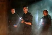 Dem Stargate-Team bleibt nur der Rückzug, doch plötzlich verliert Teyla (Rachel Luttrell, r.) McKay (David Hewlett, l.), Sheppard (Joe Flanigan, M.) und den Rest des Teams aus den Augen. Wird sie alleine in den Tunneln überleben können?