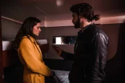 Lorenzo (Giacomo Giorgio) konfrontiert Paola (Raffaella Rea), die Ehefrau von Tano, mit etwas, das er auf dem Boot gefunden hat und was offenbar Tano gehört.