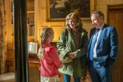 Betty (Isabel Shaw, l.), John (Neil Dudgeon, r.) und Sarahs (Fiona Dolman, M.) Tochter, entdeckt durch Zufall eine Spur in dem Herrenhaus der Familie Shirewell.