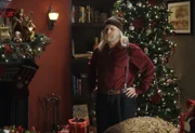 In Melindas Wohnzimmer taucht plötzlich ein Geist auf, der felsenfest davon überzeugt ist, Santa Claus (Gordon Clapp) zu sein ...