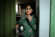 Melda (Melda Kanbak) spielt mit Khalil (Hadi Khanjanpour) mit einem Walkie Talkie.