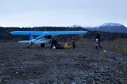 Die Familie Rowland packt das Flugzeug mit ihren Campingutensilien. (National Geographic/Ryan Walsh)
