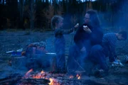 Elovie und Brittany Rowland genießen ihre Marshmallows und das Lagerfeuer. (National Geographic/Terry Pratt)