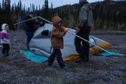 Gilbert Rowland hilft seiner Familie, das Zelt abzubauen. (National Geographic/Ryan Walsh)