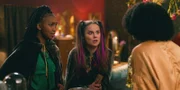 Lola (Gomolemo Kitso Tsagae, l.) und Amy (Imogen Mackie Walker, M.) erzählen Cece (Hailey Romain, r.) die schreckliche Geschichte über den Fluch von "Macbeth".