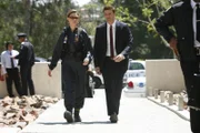 Brennan (Emily Deschanel, l.) und Booth (David Boreanaz) sind auf dem Weg in ein Bürogebäude, in dessen Fahrstuhlschacht eine total zerfledderte Leiche entdeckt wurde.