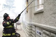 Chicago Fire Staffel 7, Folge 18  Er bricht das Fenster auf: Joe Minoso als Joe Cruz.  Copyright: SRF/NBC Universal