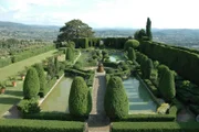 Monty lädt auf eine Reise nach Italien ein. Hier präsentiert er die schönsten Gärten Italiens. Hier Villa Gamberaia in Florenz.