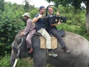 Das sieht man im Fernsehen natürlich nicht: Auch das Anna-Team reitet auf einem Elefanten.