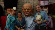 Ausflug von Passagierinnen Frauke und Nicole mit Bordpfarrer Stefan Hippler ins Museum der Riesenpuppen, Boneccos Gigantes, in der Rua Bom Jesus in Recife.