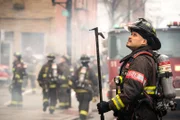 Chicago Fire Staffel 7, Folge 20  Schätzt die Lage ein: Joe Minoso als Joe Cruz.  Copyright: SRF/NBC Universal