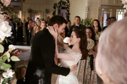 Eigentlich wollten sich Henry (Ivan Sergei, l.) und Paige (Rose McGowan, r.) nur verloben, aber plötzlich folgt die Heirat schneller als geplant ...