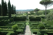 Monty lädt auf eine Reise nach Italien ein. Hier präsentiert er die schönsten Gärten Italiens. Hier der Garten Tatti in Florenz.