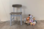Abfall aus Tetrapacks befindet sich in den Sitzflächen dieses Stuhls
