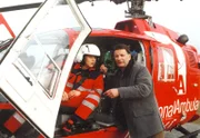 Dr. Roland Heilmann (Thomas Ruehmann, links) wird von nun an regelmässig mit der Pilotin (Ute Hiersemann) der Luftrettung Einsätze fliegen.