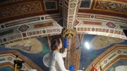 Die Fresken werden sorgfältig von Schmutz und Staub befreit.