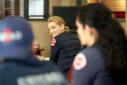 Chicago Fire Staffel 7, Folge 17  Verschmitzter Blick: Kara Killmer als Sylvie Brett, Miranda Rae Mayo als Stella Kidd.  Copyright: SRF/NBC Universal