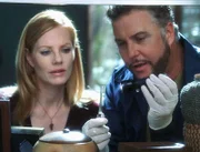 Stolz zeigt Gil (William Petersen) seiner Kollegin Catherine (Marg Helgenberger) sein Beweisstück! Mit diesem Haar schnappt er den Mörder.