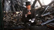 Detective Murdoch (Yannick Bisson) inspiziert die Ruinen und findet Hinweise.
