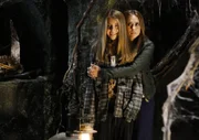Zusammen mit Melinda (Jennifer Love Hewitt, r.) gelingt es Becca (Mackenzie Vega, l.), mehreren Geistern den Weg ins Licht zu zeigen ...