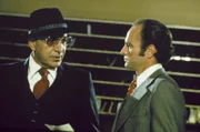 Jagen die bösen Buben von New York: Lt. Theodoros Kojak (Telly Savalas, l.) und Chief Detective Frank McNeil (Dan Frazer, r.) ...