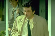 Columbo (Peter Falk), der kultige Inspektor mit Glasauge, Trenchcoat und schräger Körperhaltung, bei seinen Recherchen.