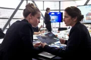 Leyla (Kristin Suckow, l.) bespricht mit Elsa (Barbara Philipp, r.) in der Nachrichtenagentur Bildmaterial aus Cizre.