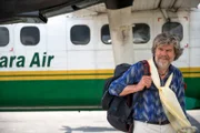 Reinhold Messner am Flughafen von Kathmandu
